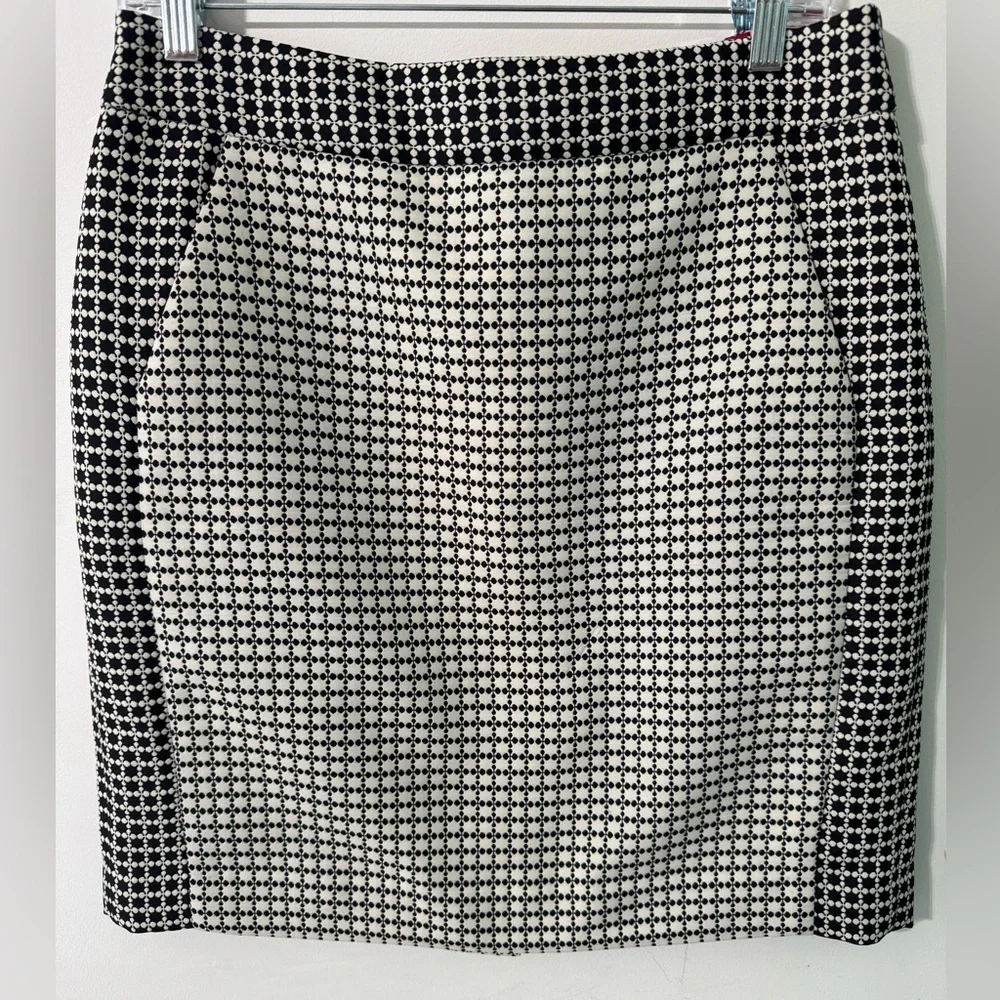 Banana Republic black and white Patterned Pencil Skirt size 10 with pockets